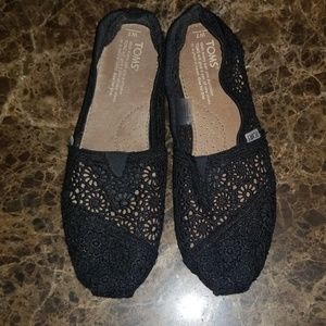 TOMS BLACK FLATS for women barley used!!